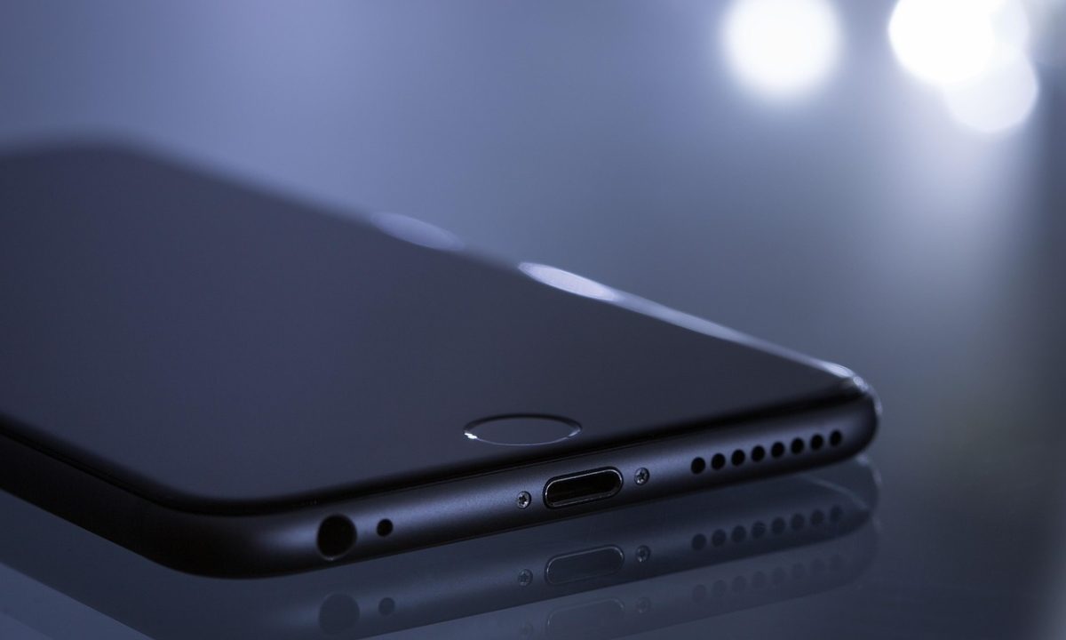 真不卡 App 主界面在深色背景手机上居中展示，金色高亮卡片与红色强调按钮在暗色界面中格外清晰，整体氛围沉稳内敛
