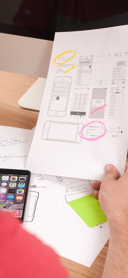 真不卡 App 规则模板编辑界面截图，暗红与金色描边的步骤列表依次排列，右侧可拖动排序的小圆点清晰可见